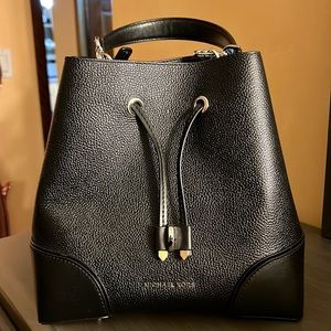 Michael Kors Signature Mercer Gallery Medium Convertible Bucket